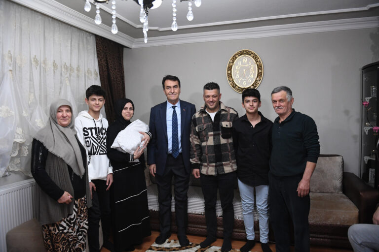 Bebeğin kulağına ilk ezanı Başkan Dündar okudu