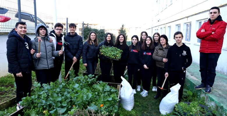Ders arasında fide ektiler 