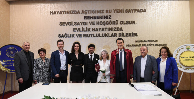 Dünya evine giren çifte Dündar’dan sürpriz