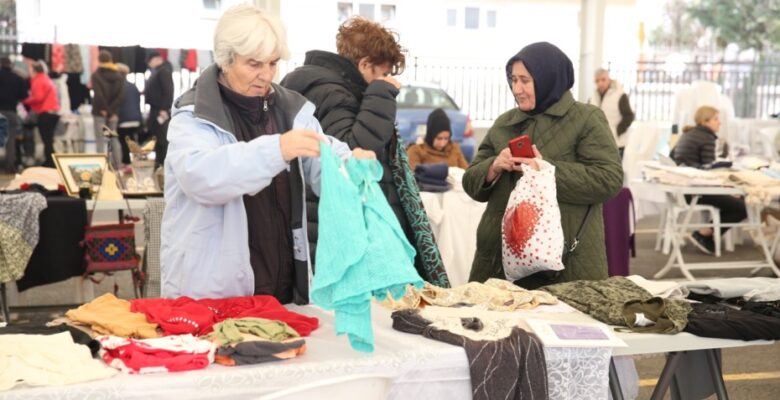 Bilinçsiz tüketime karşı ikinci el eşyaları takas ettiler