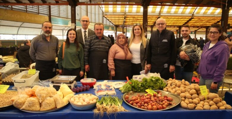 Nilüfer Belediyesi üretici esnafa pazar önlüğü dağıttı