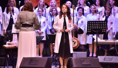 Hekimlerden beyaz önlükleriyle konser