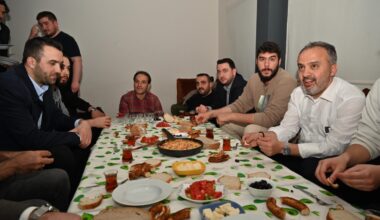 Sahurda Menemen Başkan Aktaş’tan Sahurda Menemen Başkan Aktaş’tan