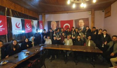 Gencay Yılmaz Gençlerle Kucaklaştı Gencay Yılmaz Gençlerle Kucaklaştı