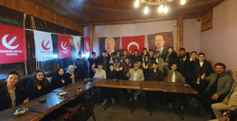 Gencay Yılmaz Gençlerle Kucaklaştı
