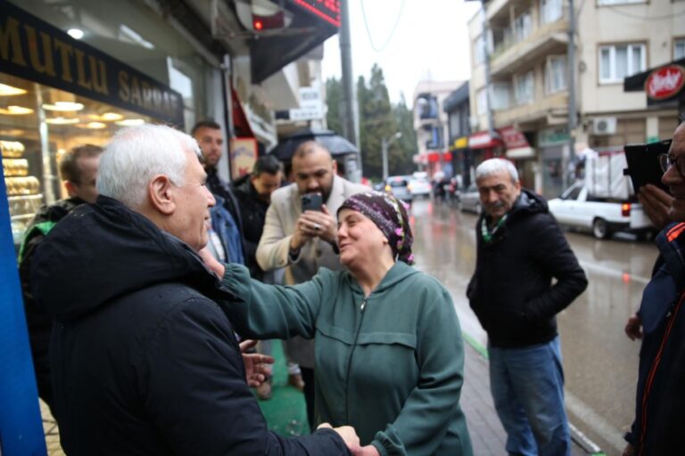 Bozbey: “Yağmur çamur demeden gülümseyen Bursa için yollardayız”