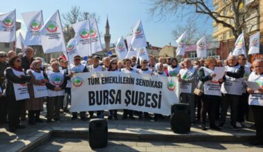 EMEKLİLER MEYDANLARDAN HAYKIRDI “BIÇAK KEMİKTE “
