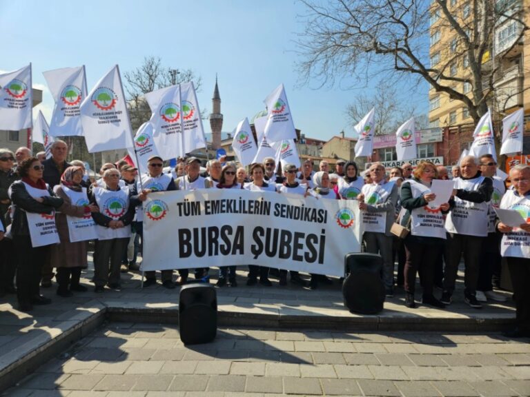 EMEKLİLER MEYDANLARDAN HAYKIRDI “BIÇAK KEMİKTE “