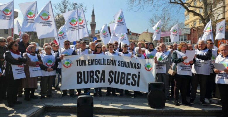 EMEKLİLER MEYDANLARDAN HAYKIRDI “BIÇAK KEMİKTE “
