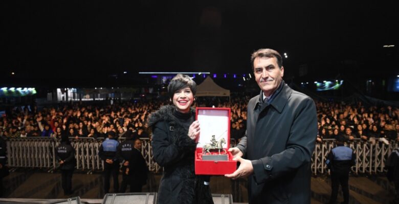 Aydilge şarkıları ve enerjisi ile Bursa’yı salladı