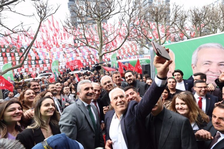 Şadi Özdemir’in Seçim Koordinasyon Merkezi’ne görkemli açılış