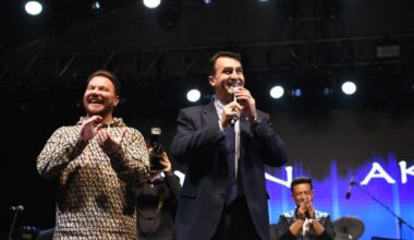 Osmangazi Meydanı’nda coşku Sinan Akçıl ile devam etti Osmangazi Meydanı’nda coşku Sinan Akçıl ile devam etti