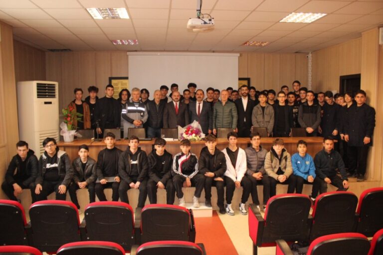 MEZUN OLDUĞU OKULDA İŞ HAYATINDAKİ DENEYİMLERİNİ PAYLAŞTI