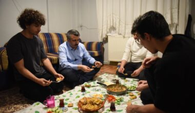 BAŞKAN YILMAZ, SAHURU GENÇLERLE YAPTI