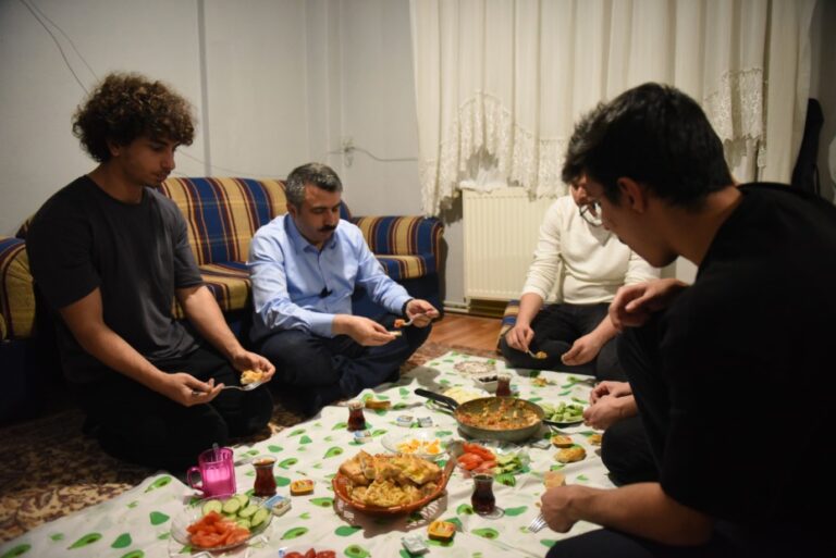 BAŞKAN YILMAZ, SAHURU GENÇLERLE YAPTI
