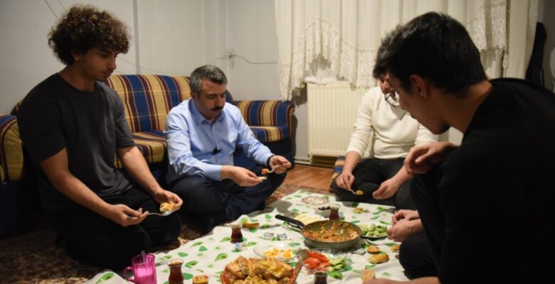 BAŞKAN YILMAZ, SAHURU GENÇLERLE YAPTI