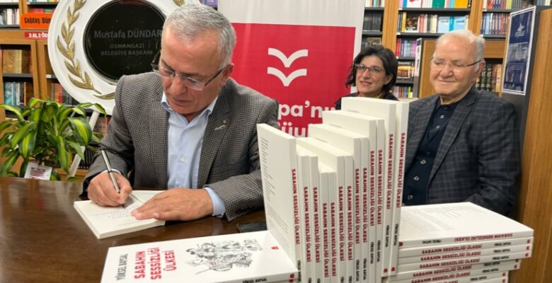 Gazeteci Yüksel Baysal kitabının imza gününde okuyucusuyla buluştu