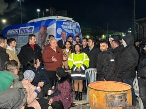MEMLEKET PARTİSİ LİMAN İŞÇİSİNİN YANINDA