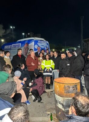 MEMLEKET PARTİSİ LİMAN İŞÇİSİNİN YANINDA