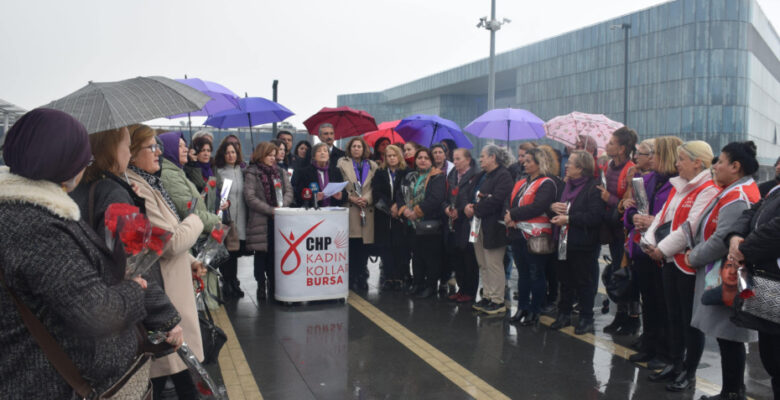 CHP BURSA İL KADIN KOLLARI 8 MART’TA MEYDANLARDAYDI
