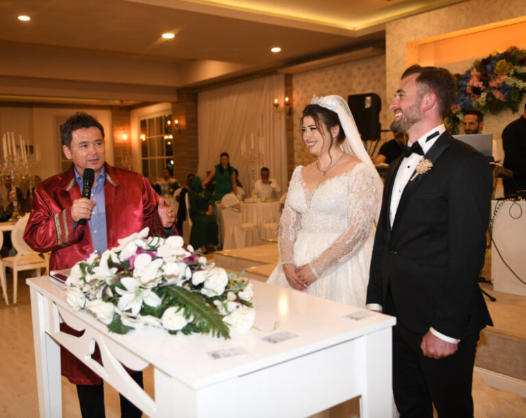 Başkan Erkan Aydın ilk nikahını kıydı