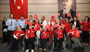 Başkan Aydın engelsiz koroya eşlik etti Başkan Aydın engelsiz koroya eşlik etti