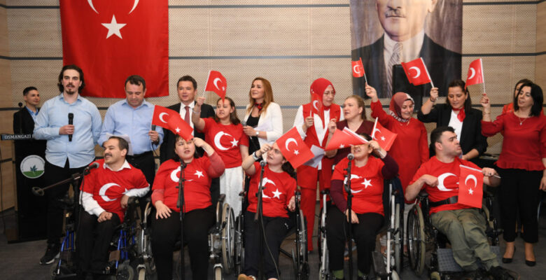 Başkan Aydın engelsiz koroya eşlik etti