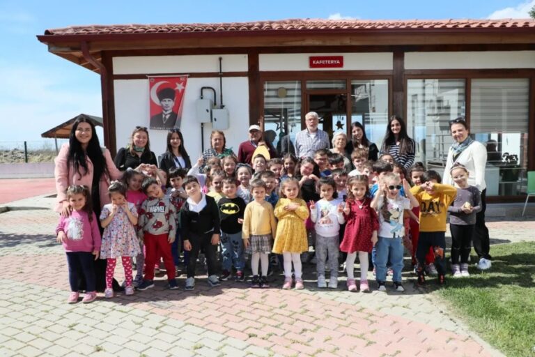 Miniklerden büyüklerimize bayram ziyareti