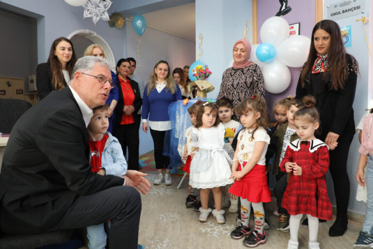 MUDANYA BELEDİYE BAŞKANI DENİZ DALGIÇ’IN İLK BAYRAMLAŞMASI ÇOCUKLARLA