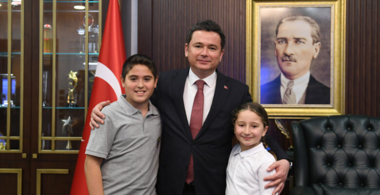 Başkan Aydın koltuğunu çocuklara bıraktı