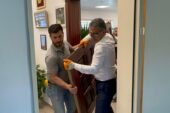 Şükrü Deviren makam kapısını söktü