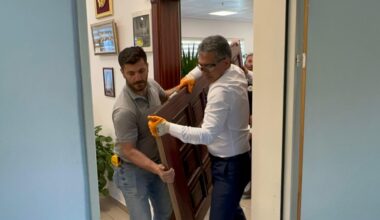Şükrü Deviren makam kapısını söktü