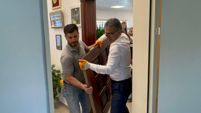 Şükrü Deviren makam kapısını söktü