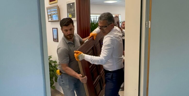 Şükrü Deviren makam kapısını söktü