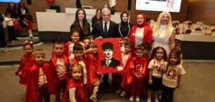 Minikler bayram coşkusunu Başkan Şadi Özdemir ile paylaştı