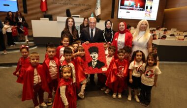 Minikler bayram coşkusunu Başkan Şadi Özdemir ile paylaştı
