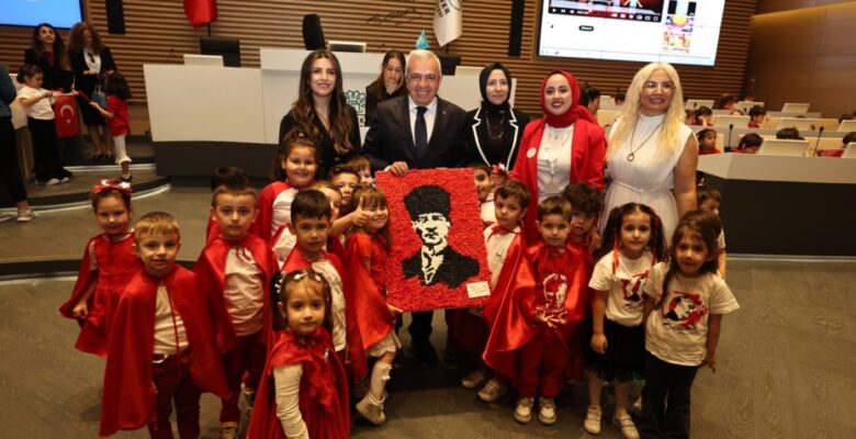 Minikler bayram coşkusunu Başkan Şadi Özdemir ile paylaştı
