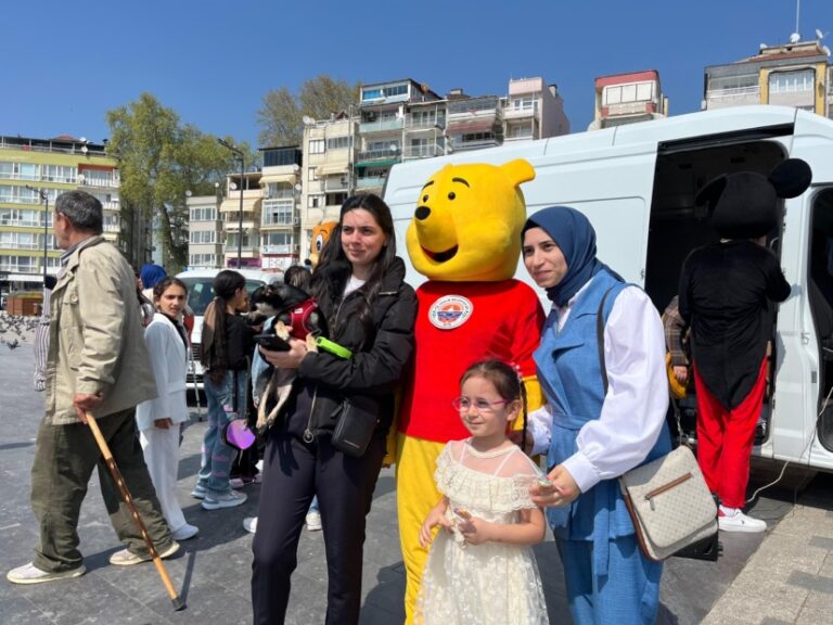 Gemlik’te çocuklar bayramı şeker tadında kutluyor