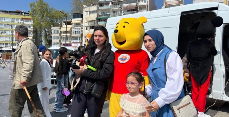 Gemlik’te çocuklar bayramı şeker tadında kutluyor