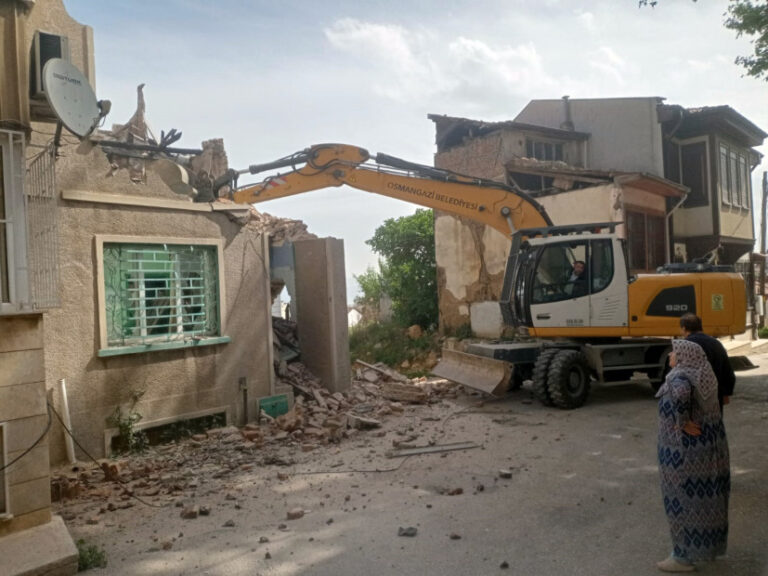 Metruk binalar vatandaşın güvenliği için yıkılıyor