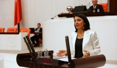 23 NİSAN MARŞI’NIN OKUNMASININ ENGELLENMESİ MECLİS  GÜNDEMİNE TAŞINDI