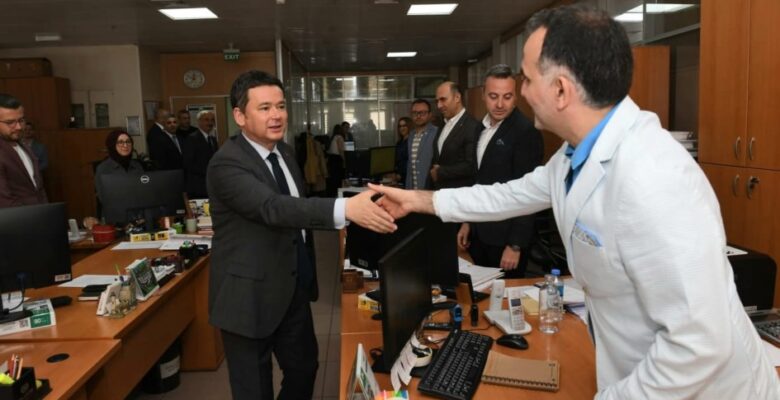 Başkan Aydın mesaiye personeli ziyaret ederek başladı
