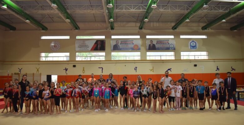 GENÇ SPORCULARIN ARTİSTİK CİMNASTİK YETENEKLERİ GÖRÜCÜYE ÇIKTI