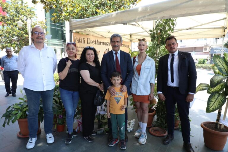 Başkana Gelen Çiçekler Patili Canlar İçin Satışta