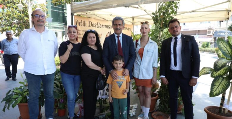 Başkana Gelen Çiçekler Patili Canlar İçin Satışta