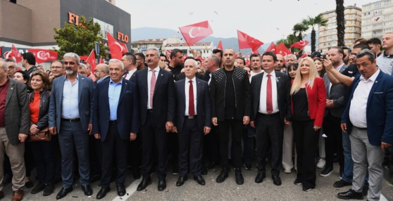 19 Mayıs coşkusu caddelere sığmadı