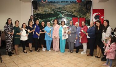 ARTVİNLİ KADINLARDAN UNUTULMAZ ANNELER GÜNÜ KUTLAMASI… ARTVİNLİ KADINLARDAN UNUTULMAZ ANNELER GÜNÜ KUTLAMASI…