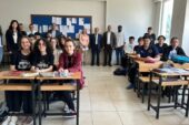 Yabancı öğretim görevlilerinden liseli gençlere İngilizce dersi