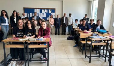 Yabancı öğretim görevlilerinden liseli gençlere İngilizce dersi