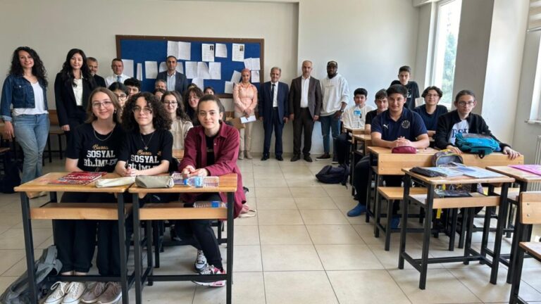 Yabancı öğretim görevlilerinden liseli gençlere İngilizce dersi